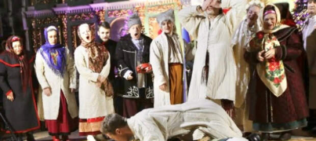 Артисты Черниговского театра организовали песни, пляски и спектакль прямо в отобранном у УПЦ храме