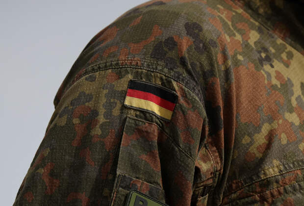 Немецкие военные надели нацистскую форму, употребили наркотики и начали зиговать