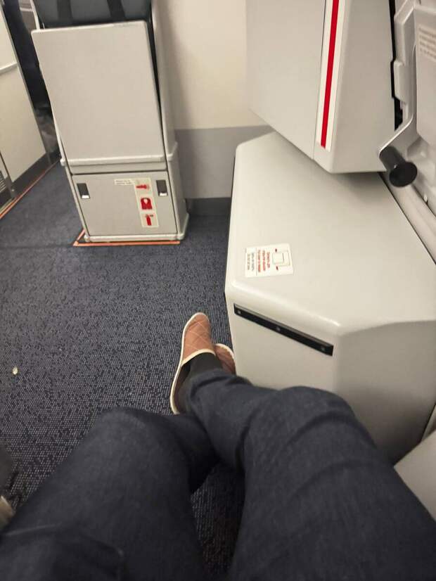 Пассажирка в самолете нажаловалась на меня стюардессе за то, что я занял не свое место. Но такого итога она точно не ожидала.