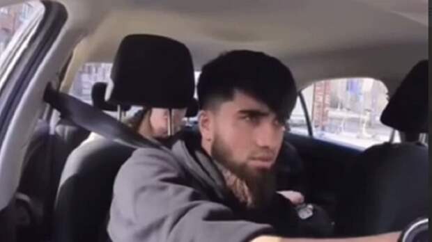 Бородатый таксист-иноземец унижает русских пассажиров: Материт, снимает на камеру и хвалится в соцсетях