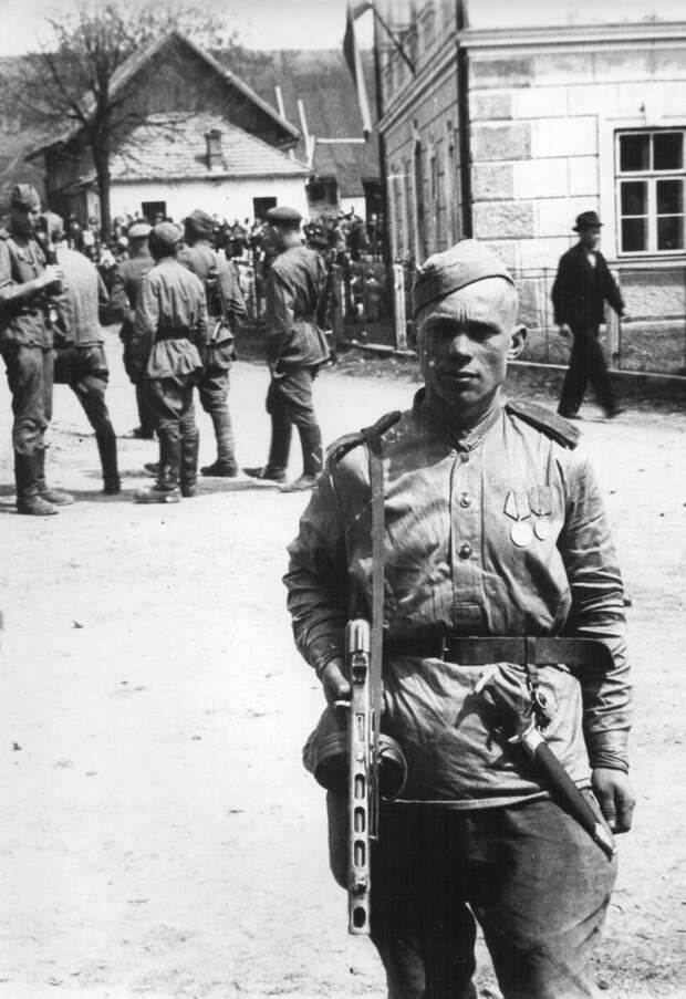 Советский солдат с прикрепленным к поясу эсэсовским кинжалом. Пардубицки, Чехословакия, май 1945 года вов, военное, интересное, история, трофеи, фото