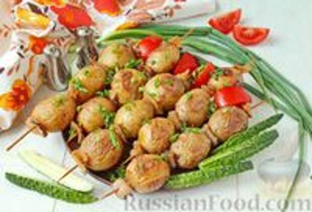 Фото к рецепту: Молодой картофель, запечённый с салом, на шпажках