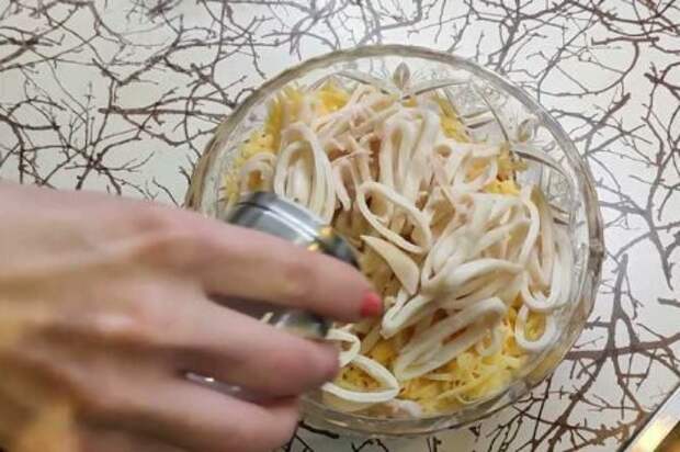 И отправляем в салатницу к помидорам и сыру. Солим/перчим по вкусу.