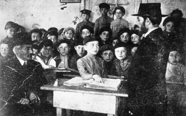 Меламед (учитель) ведет урок в хедере — начальной школе Меламед (учитель) ведет урок в хедере — начальной школе