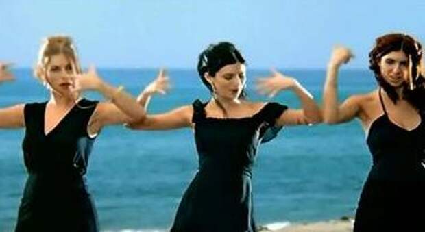 las_ketchup_02c