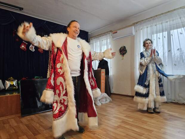 Иван Охлобыстин и Сергей Гармаш вручили новогодние подарки детям прифронтовых территорий