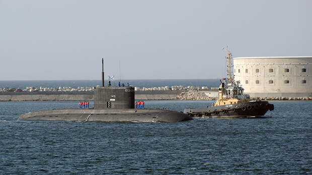 Прибытие подводной лодки Черноморского флота «Новороссийск» в порт Севастополя.