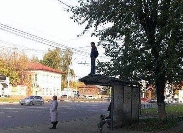 Когда действительно стоишь на остановке кэп, очевидно, прикол, слишком буквально