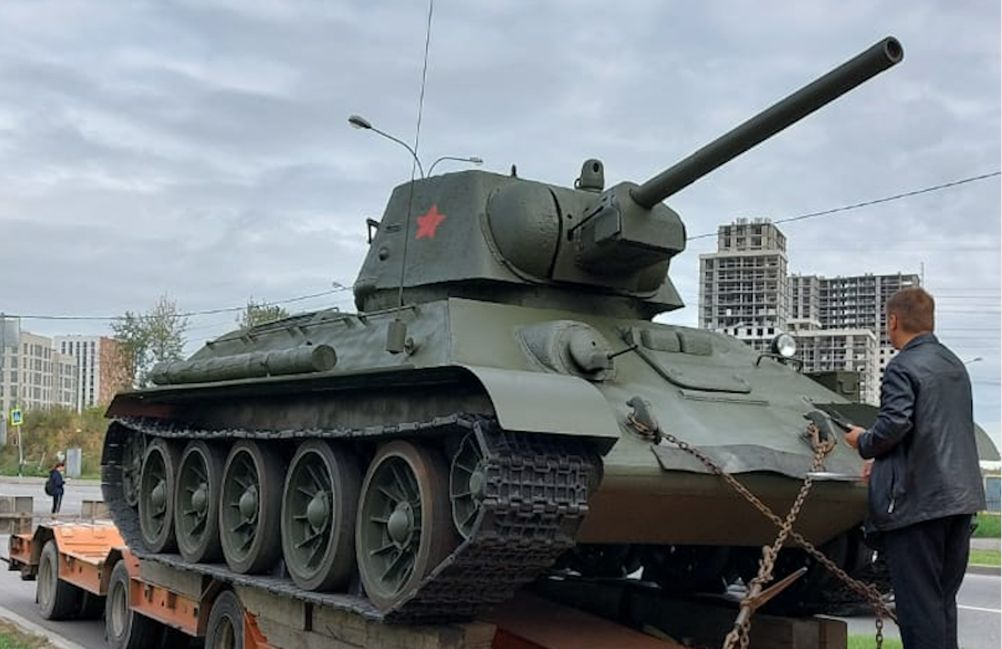 В Некрасовку привезли танк Т-34 — главный элемент будущего мемориала