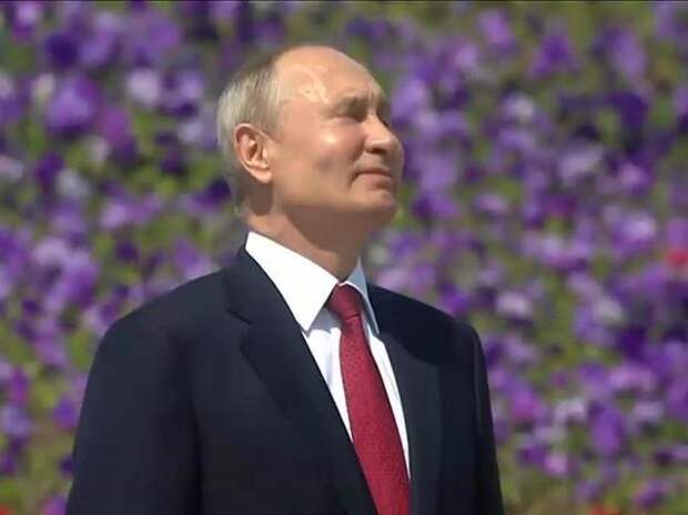 Путин расчувствовался на церемонии поднятия флага России