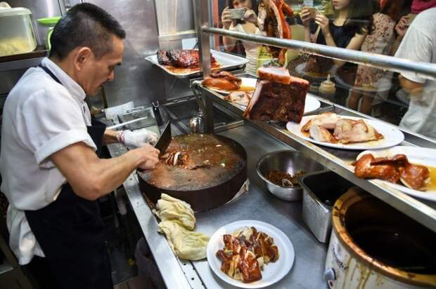 Сингапурский торговец уличной едой получил звезду Мишлен