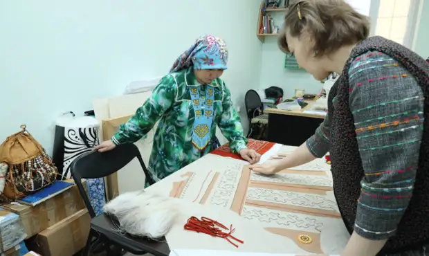 Ямальские мастерицы вышили оленьими жилами Арктический регион для карты России