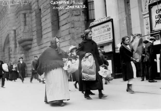 Сказочные фотографии рождественского шопинга в Нью-Йорке 1910 года