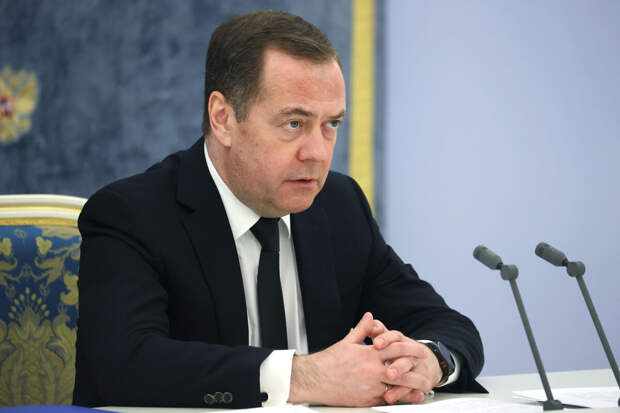 Медведев назвал цинизмом приглашение в Берлин "бандеро-нацистов"