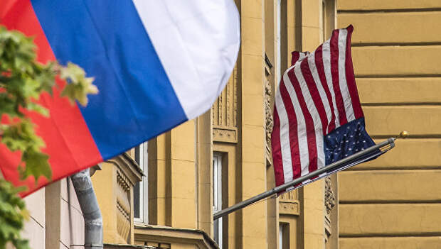 Флаги России и США у здания американского посольства в Москве