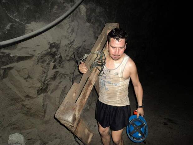 69 суток по землей: фоторепортаж, снятый шахтером в завале
