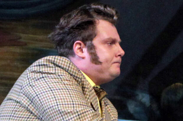 Константин Карасик в роли Артура Спендера в сцене из спектакля «Нэнси». Театр Сатиры, 2010 г.