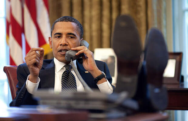 Barack-Obama-On-The-Phone-In-The-Oval-Office-2009