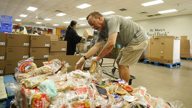 AP: американцы вновь устремились в продовольственные банки — из-за инфляции у них не хватает денег на еду