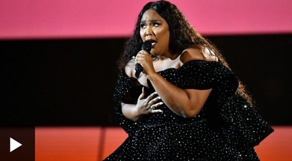 140-килограммовая Lizzo требует, чтобы общество признало, что быть жирным нормально