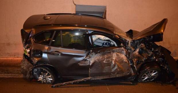 В Словакии водитель совершил эффектный пируэт и даже не пострадал bmw, авария, авто, авто авария, видео, дтп, прыжок, тоннель