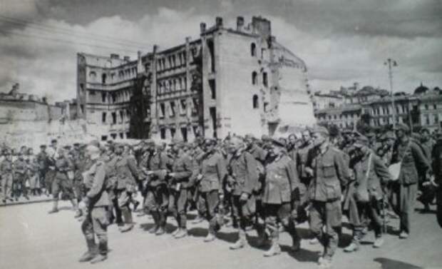 16 августа 1944 года. Конвоирование немецких военнопленных по Киеву