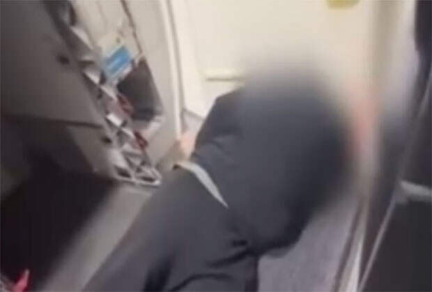 Россиянин устроил дебош на борту самолета, был связан скотчем и попал на видео