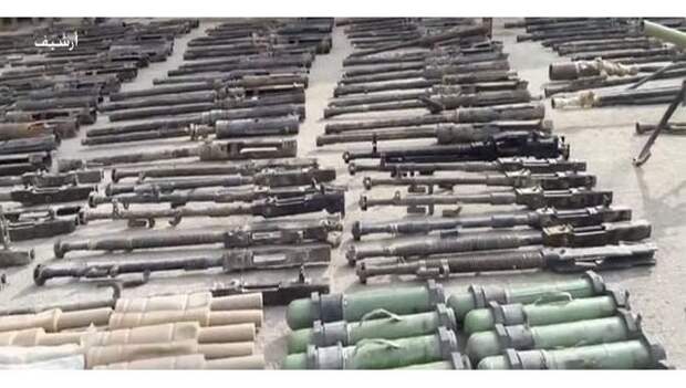 Оружие, обнаруженное сирийскими военными в освобожденных от боевиков ИГ (террористическая организация, запрещена в РФ) районах провинции Дейр-эз-Зор. Архивное фото