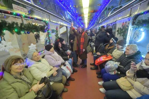 Первый поезд под управлением женщины-машиниста запустили в столичном метро, и она - красавица