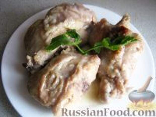 Фото к рецепту: Кролик в сметанно-чесночном соусе