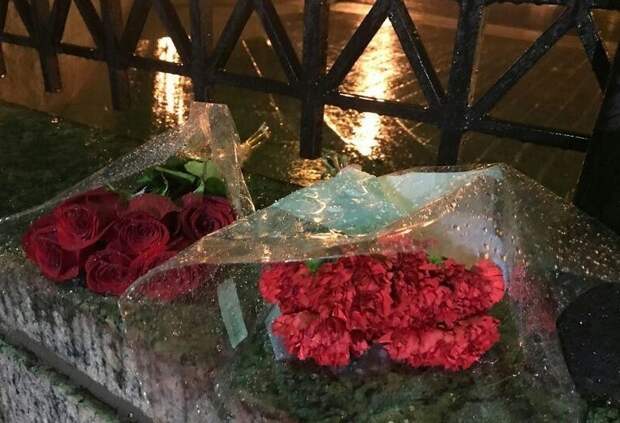 15. В Вашингтоне люди несут цветы к посольству России в память о жертвах взрыва Санкт - Петербург, реакция, соцсети, теракт