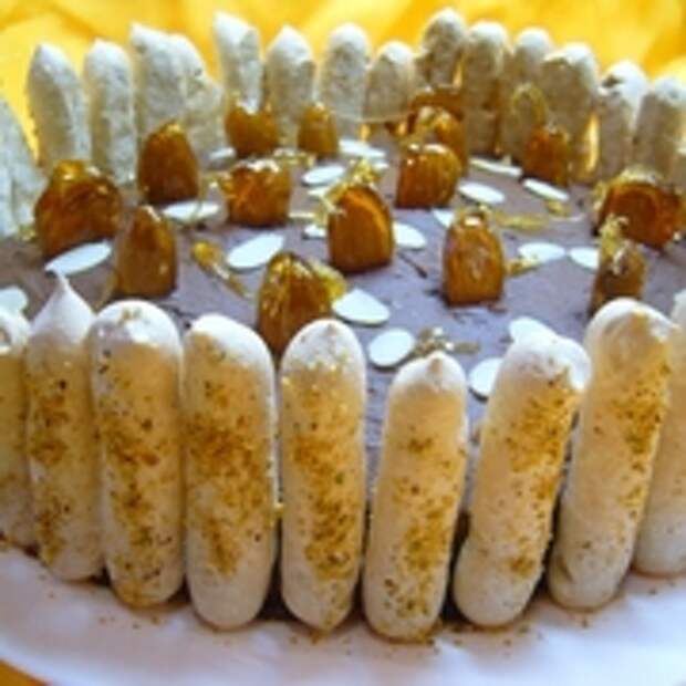Миндальный торт с шоколадным муссом, безе и карамелью