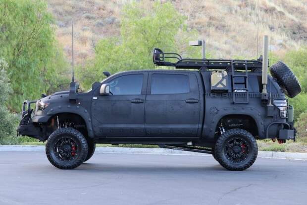 С этой сумасшедшей Toyota Tundra не страшен никакой зомби-апокалипсис