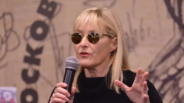 Джоанна Стингрей рассказала, как тайно вывозила из СССР в США рок-пластинки