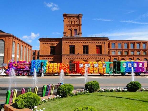crocheted-locomotive-lodz-poland-by-artist-olek-3