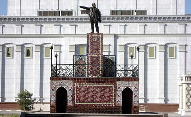 13 странных советских памятников, которые до сих пор стоят в разных странах мира