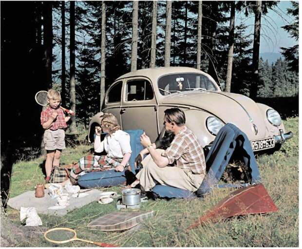 Западно-германская семья на пикнике в лесу в 1957 году. 
