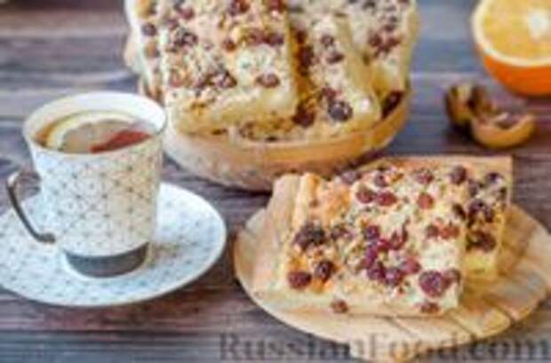 Фото к рецепту: Пирог с творогом, изюмом и орехами