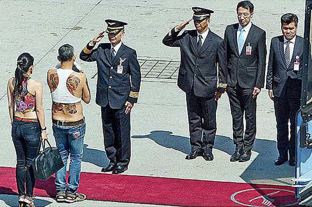СМИ: принц Таиланда прилетел в Мюнхен в сандалиях, топике и с белым пуделем в руках