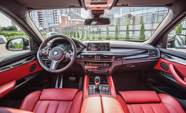 Внутри X6 все как положено в BMW — лаконично, удобно и красиво.