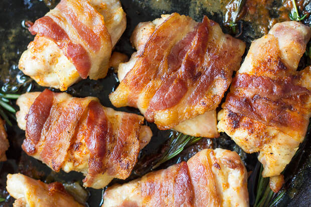 Курица в духовке с беконом: рецепты