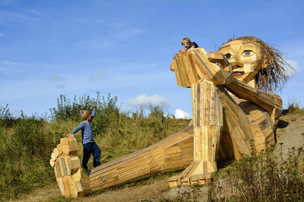 Трайн на холме деревянные гиганты, скульптура, художник