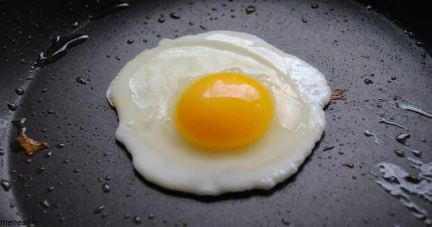 Солите не яичницу, а масло! 15 кулинарных трюков, которые важно знать