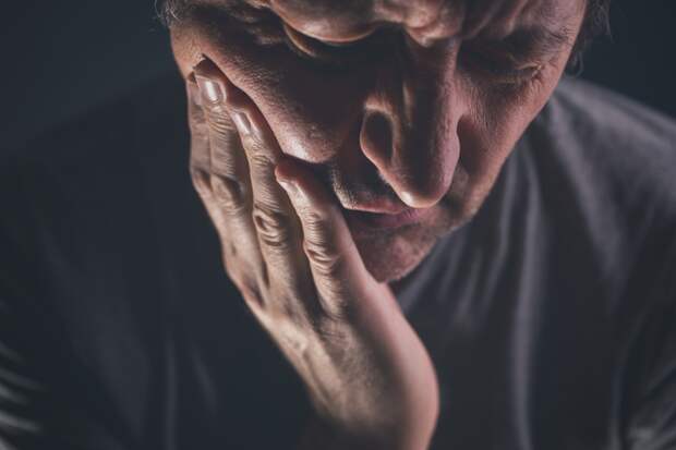 Врач рассказала о тяжелых последствиях щелчков в челюсти