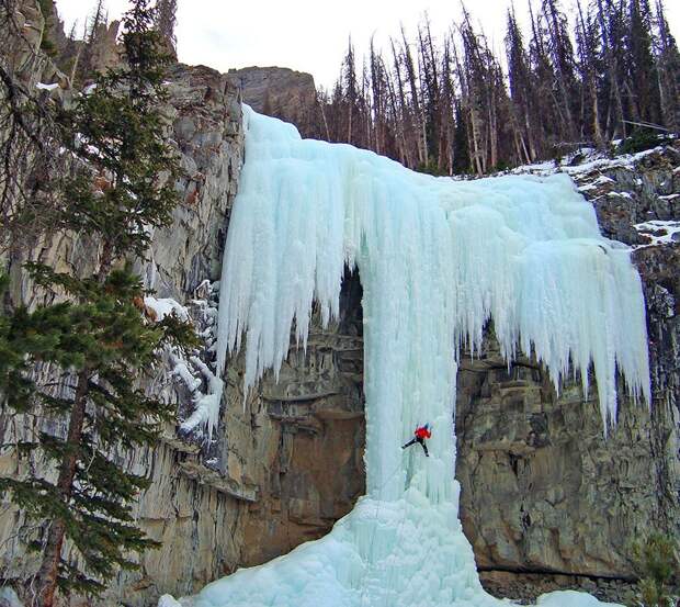 FrozenWaterfalls07 Удивительные замерзшие водопады по всему миру