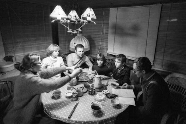 Актеры Виталий Соломин и Василий Ливанов в семейном кругу, 1982 г. / Фото: www.rnk-concept.ru