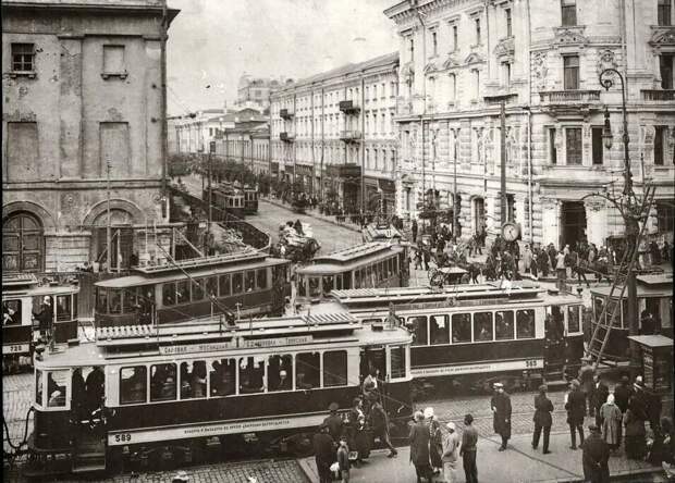 Шел четвертый год НЭПа. Москва стояла в пробках