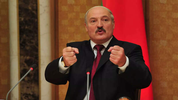 Президент Белоруссии Александр Лукашенко посетил сегодня военный аэродром в Лунинецком районе Брестской области, находящий...