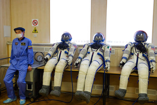 Идет подготовка к отправке на МКС членов 34-й космической экспедиции космонавта Романа Романенко, канадского астронавта Криса Хэдфилда и американца Томаса Маршбёрна