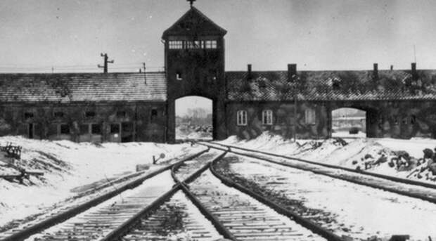 Британцы в Освенциме В документах Освенцима войска союзников нашли массу отчетов о побывавших в этом аду несчастных. Один из списков обнаружился в сейфе комендатуры — 17 имен британских солдат, пропавших без вести в самом начале войны. Напротив каждого имени имелась заметка «сейчас», «никогда» и «с тех пор»: многочисленные сторонники теории заговора и тому подобных мистификаций предполагают, что речь шла о путешественниках во времени.